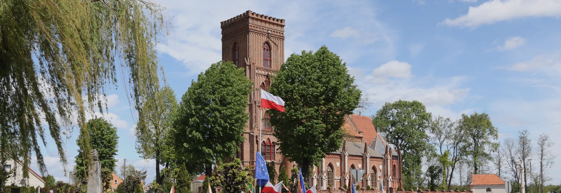 Baner wizerunkowy top Witamy w portalu Gminy Pępowo, zdjęcie budynku kościoła z zewnątrz