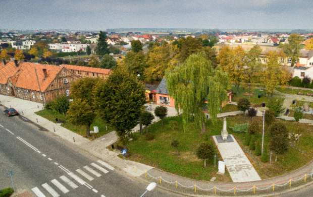 Pępowo Zdjęcie parku i pomnika z góry